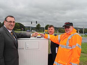 Die neuen Ampeln an der Bundesstraße 289 bei Mainleus West und bei Schwarzach (Foto) nahmen Freitagvormittag (von links) Bauoberrat Siegfried Beck vom Staatlichen Bauamt in Bayreuth, Landrat Klaus Peter Söllner und Bürgermeister Dieter Adam in Betrieb. Foto: Jürgen Gärtner