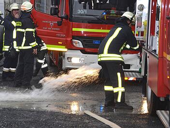 Wie hier kürzlich bei Löscharbeiten in Garitz war die Bad Kissinger Feuerwehr 337 Mal im vergangenen Jahr im Einsatz.  Fotos: Peter Rauch