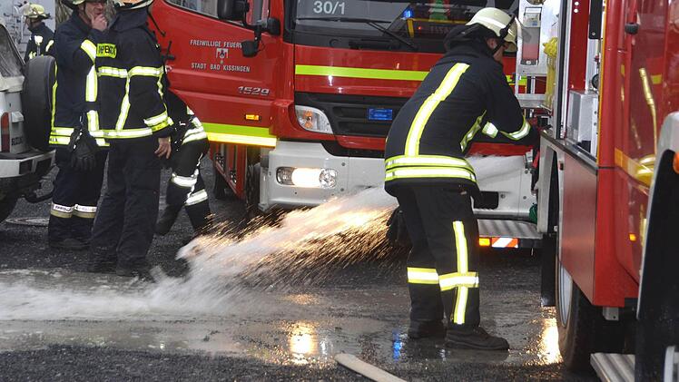 Wie hier kürzlich bei Löscharbeiten in Garitz war die Bad Kissinger Feuerwehr 337 Mal im vergangenen Jahr im Einsatz.  Fotos: Peter Rauch