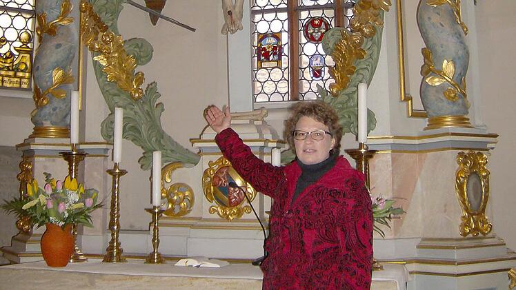 Dekanin Christine Schürmann zeigt auf das Kreuz.  Foto: Malbrich