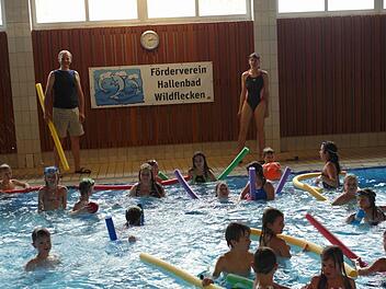 Spätestens ab März 2016 werden solche Bilder im Wildfleckener Hallenbad für wohl zwei Jahre nicht mehr möglich sein. In der letzten Marktgemeinderatssitzung stellte die Gemeinde den offiziellen Bauantrag für die Sanierung von Bad, Schule und Turnhalle. Der Antrag ist letztlich die Grundlage für den Förderbescheid. Hier erhoffen sich die Räte eine Förderung von 70 Prozent.  Foto: Archiv Helmut Raab