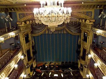 Blick auf die Bühne im Coburger Landestheater: Das aus dem Jahr 1840 stammende Haus muss dringend saniert werden. Doch dafür muss noch einiges geplant werden - unter anderem, wo das Theater während der Sanierungszeit spielt. Foto: Jochen Berger/CT-Archiv