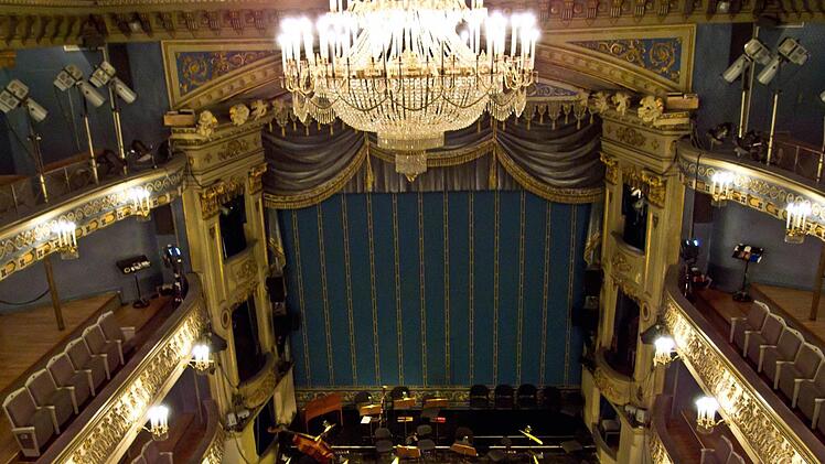 Blick auf die Bühne im Coburger Landestheater: Das aus dem Jahr 1840 stammende Haus muss dringend saniert werden. Doch dafür muss noch einiges geplant werden - unter anderem, wo das Theater während der Sanierungszeit spielt. Foto: Jochen Berger/CT-Archiv