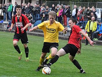 Die Fans im R&uuml;cken und den Blick nach vorne gerichtet: Der Thulbaer Sebastian Gah und dessen Probleme mit dem gestreckten Bein vom Bad Br&uuml;ckenauer Burkhard Sch&uuml;&szlig;ler (rechts). Foto: Hopf