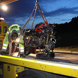 Mit Traktor kollidiert: Motorradfahrer stirbt im Gemeindebereich Engelthal