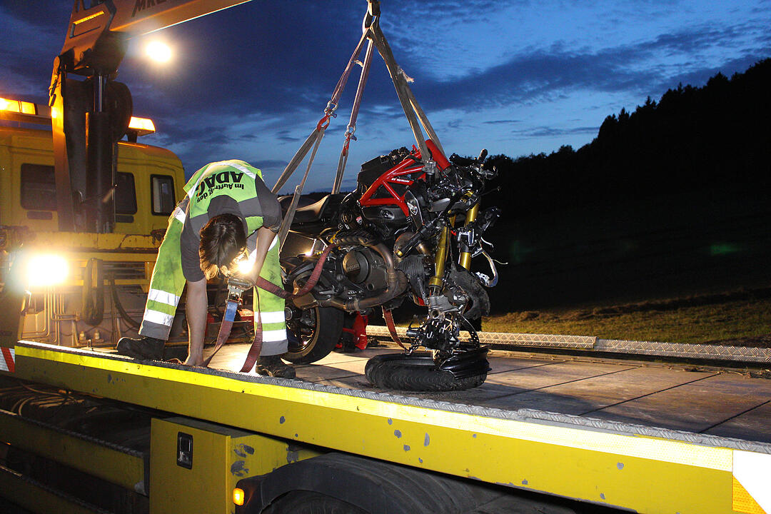 Mit Traktor kollidiert: Motorradfahrer stirbt im Gemeindebereich Engelthal