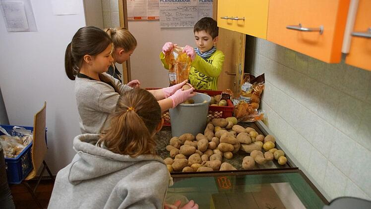 Immer mit bester Laune sind die Mitglieder der "AG Soziales" der Mittelschule Eltmann bei der Arbeit, wenn sie bei der Eltmanner Tafel im Einsatz sind - meist beim Sortieren von Kartoffeln.