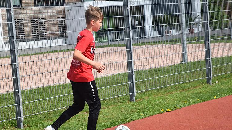 Auf dem Fußballplatz Foto: Daniela Pondelicek