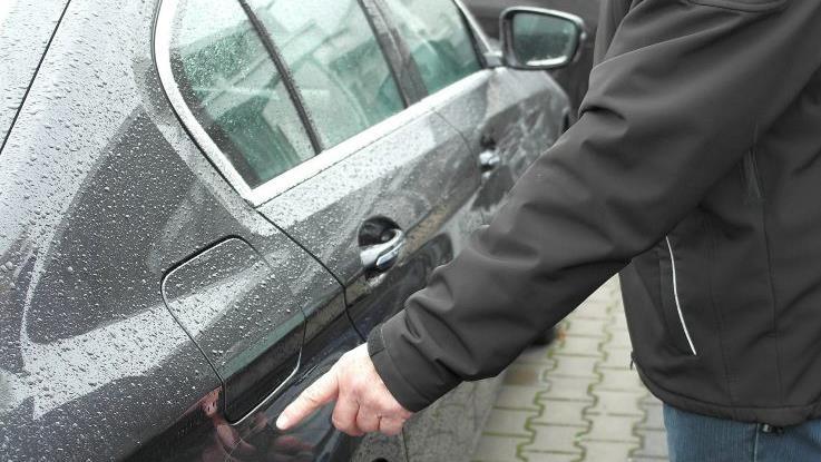 14 Autos auf dem Freigelände der BMW-Niederlassung Herrnleben wurden am Wochenende beschädigt. Verkäufer Ernst Kolb zeigt einen der vielen Kratzer, die bei hochwertigen Neufahrzeugen wahrscheinlich eine Komplettlackierung erfordern. Foto: Peter Müller