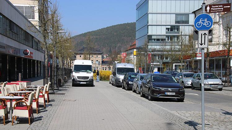 Der Klassiker: Wer seinen Lieferwagen auf den Radweg stellt, kann bequem be- und entladen.Foto: Katrin Geyer
