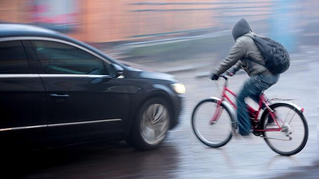 Bei einem Unfall zwischen einem Auto und einem jungen Fahrradfahrer blieben in H&ouml;chstadt alle Beteiligten unverletzt. Symbolfoto: vbaleha/Adobe Stock