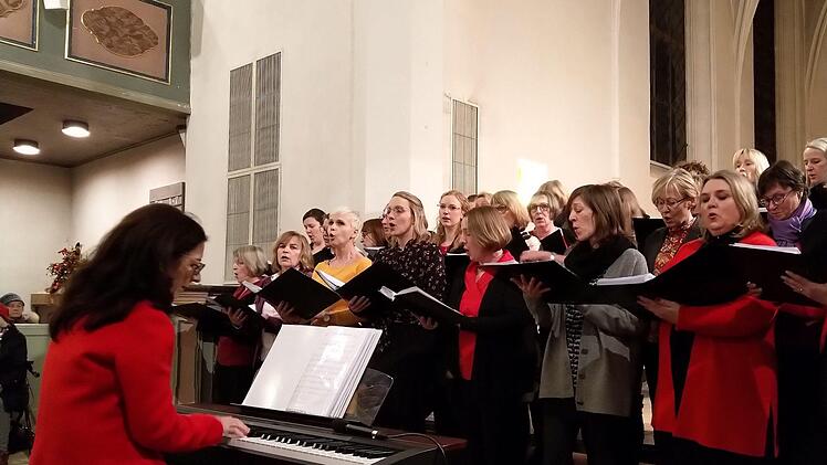 Riesigen Zuspruch fand das nachweihnachtliche Konzert mit dem Chor Unerhört unter Leitung von Antoinetta Bafas in der Coburger Heilig-Kreuz-Kirche.Foto: Jochen Berger
