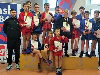 Unser Bild zeigt (hinten, von links) Sambo-Jugendtrainer Adam Köpplin, Roman Moskchaneiskij, Roman Gutwin, Artjom Moskchaneiskij, Daniel Strak, Adam Chrebtow, Pascal Rasvalaev, Viktor Balandin, Alessio Pizzutto, Elias Hensch, Robert Turanyi und Sambo-Trainer Albert Köpplin sowie (vorne, von links) Alexander Antoschkin, Johann Chrebtow und Wadim Vyhivskyi. Foto: privat