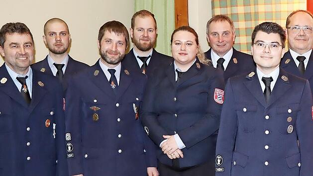 Zur neuen Vorsitzenden der Feuerwehr Mainroth wurde Nathalie Jaye-Deinlein (Vierte v.r.) gewählt, zum neuen Kommandanten Mario Grießer (Zweiter v.r.).