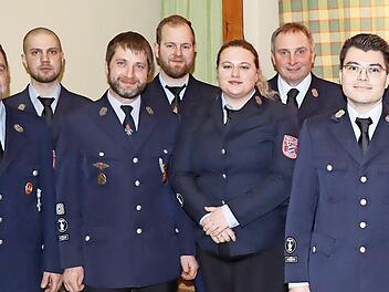 Zur neuen Vorsitzenden der Feuerwehr Mainroth wurde Nathalie Jaye-Deinlein (Vierte v.r.) gewählt, zum neuen Kommandanten Mario Grießer (Zweiter v.r.).