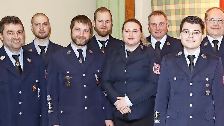 Zur neuen Vorsitzenden der Feuerwehr Mainroth wurde Nathalie Jaye-Deinlein (Vierte v.r.) gewählt, zum neuen Kommandanten Mario Grießer (Zweiter v.r.).