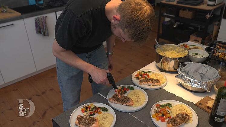 Morris finalisiert seinen Hauptgang mit dem Bunsenbrenner.