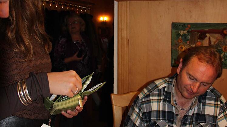 Jedes Buch wurde signiert.