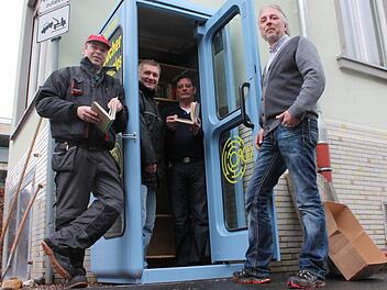 Joachim Hesselbach, Albert Köpplin, Claus Poppe und Thomas Heinrich schmökern in der Kidro-Bücherzelle. Fotos: Borst