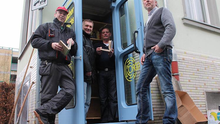 Joachim Hesselbach, Albert Köpplin, Claus Poppe und Thomas Heinrich schmökern in der Kidro-Bücherzelle. Fotos: Borst