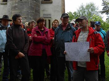 Robert Hirschmann hat den Wanderern eine Kopie der alten Übersichtskarte mitgebracht. Sie zeigt, was vom Patersberg-Turm aus alles zu sehen ist. Fotos: Katrin Geyer