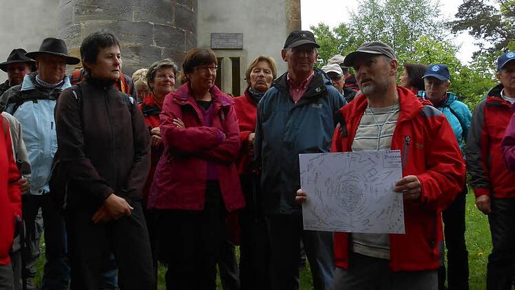 Robert Hirschmann hat den Wanderern eine Kopie der alten Übersichtskarte mitgebracht. Sie zeigt, was vom Patersberg-Turm aus alles zu sehen ist. Fotos: Katrin Geyer