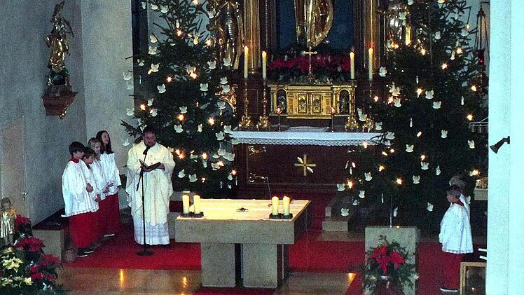 Pfarrer Michael Erhart hielt den Festgottesdienst zum Jubiläumsjahr 2014 in Sand. Fotos: Alfons Beuerlein