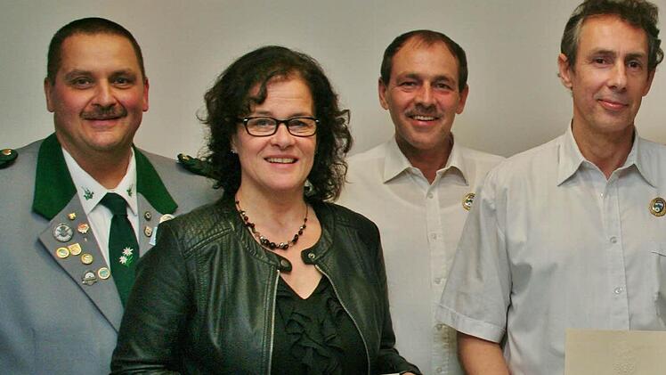 Burkhard Voll (l.) und Conny Renninger schießen seit 25 Jahren, Jürgen und Johannes Kiesel seit 40 Jahren.