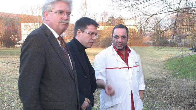 Auch dem damaligen FDP-Generalsekretär und späteren bayerischen Wirtschaftsminister Martin Zeil (links) - hier zusammen mit dem Kulmbacher FDP-Vorsitzenden Thomas Nagel - schildert Metzgermeister Thomas Weiß (rechts) 2008 seine Probleme. Alles vergeblich. Foto: Gabi Hänseler