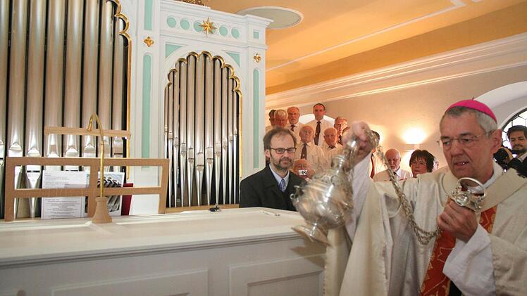 6710, 6713 und 6714 : Der Erzbischof beräuchert die Orgel mit Weihrauch. Professor Markus Willinger (rechts neben der Orgel) ließ die Königin der Instrumente nach der Weihe erklingen.