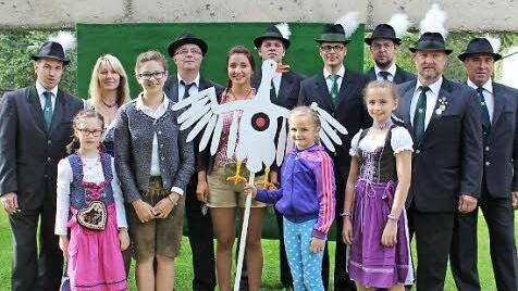Elly Schneider ist Schwanenkönigin. Das Bild zeigt (vorne von links): 3. Ritterin Lotta Günnel, 2. Ritterin Lena Hartnagel, Schwanenkönigin Elly Schneider und 1. Ritterin Chiara Mitter. Fotos: Franziska Knobloch