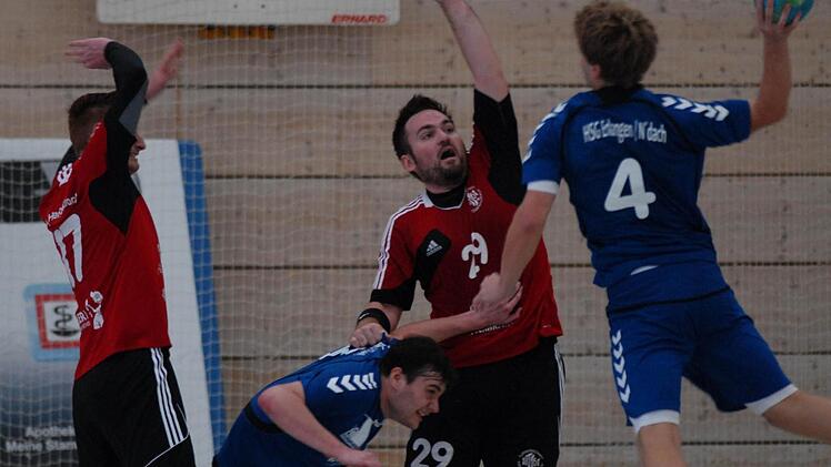 Am Ende streckten sich Thomas Neumann (Nummer 29) und die TSH vergeblich, gegen laufstarke und kämpferische top eingestellte Niederlindacher setzte es eine Derby-Pleite. Fotos: herzopress