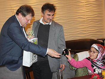 Dem Unternehmer Carl-August Heinz beschenkt das Kind einer Flüchtlingsfamilie.  Fotos: Veronika Schadeck