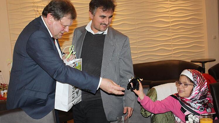 Dem Unternehmer Carl-August Heinz beschenkt das Kind einer Flüchtlingsfamilie.  Fotos: Veronika Schadeck