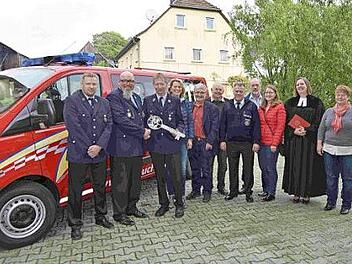 Bei der Schüsselübergabe des neuen Fahrzeugs (von links): Mike Görbert, Matthias Zirkelbach, Siegolf Dehler, Sabine Rießner, Ulrich Sünkel, Roland Lowig, Thomas Hofmann, Johann Pantel, Susi Hellmuth, Veronika Kaeppel und Manuela Rädlein. Foto: Andreas Welz