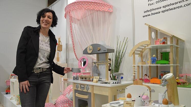 Silke Hausdörfer zeigt, was Kinder von Howa in Neustadt alles bekommen können.