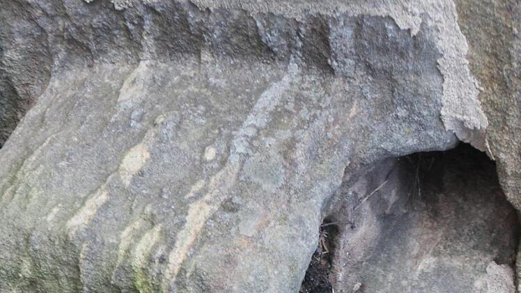 Der Ausguss-Stein für das Lavabo, das Waschbecken in der Sakristei, an der Nordseite der Kapelle Eckehard Kiesewetter