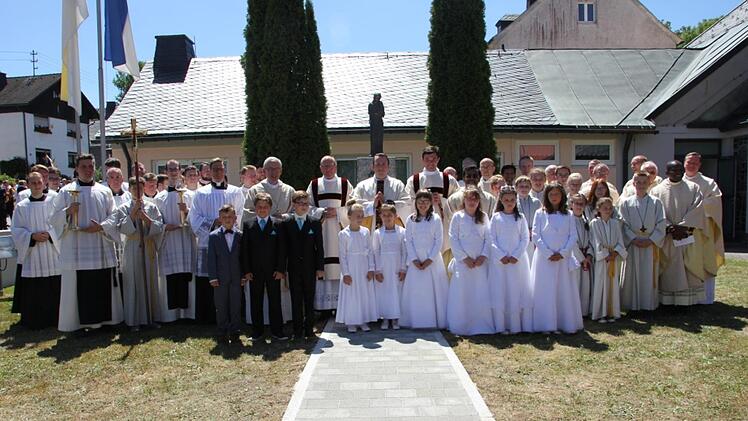 Gruppenfoto zur Primiz. Foto: Veronika Schadeck