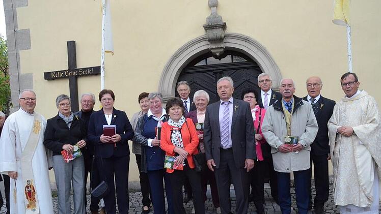 Vor 60 Jahren gingen sie zum ersten Mal zum Tisch des Herrn und feierten diamantene Kommunion. Mit im Bild Diakon Wolfgang Fehn (links) und Pfarrer Hans- Michael Dinkel (rechts)  Foto: Karl-Heinz Hofmann