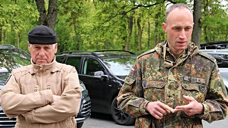 Zwei die sich von früher kennen. Bataillonskommandeur Matthias Weber, Bataillonskommandeur aus Gotha (rechts) und Reinhold Klein, der früher in Ebern sein Kompaniefeldwebel (Spieß) war.