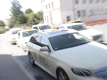 Die Taxis müssen aufgrund der Parkplatznot vor dem Bahnhof in zweiter Reihe parken - das ist verboten und führt zu Verkehrsbehinderungen. Zuvor konnten sie ganz legal in Doppelreihe auf dem Streifen vor dem Gebäude im Hintergrund auf Fahrgäste warten.  Foto: Johannes Höllein