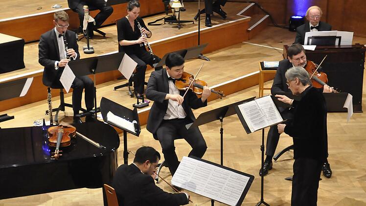 Wilfried Strehle dirigiert die Staatsbad Philharmonie Bad Kissingen. Der Virtuose Wilfried Strehle mit seiner Bratsche als Solist. Foto: Peter Klopf