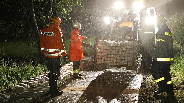 Mit vereinten Kräften kämpften Feuerwehr und THW in der Nacht auf Montag gegen einen drohenden Dammbruch am Tretzendorfer Weiher. Foto: News5 / Herse