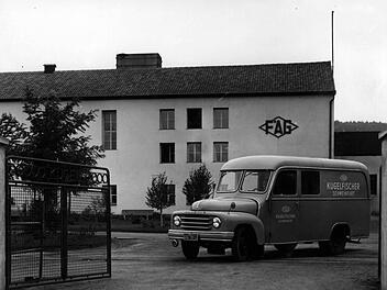 Das Auto mit dem Lohngeld fährt vor. Fotos: Archiv Steffen Schanz