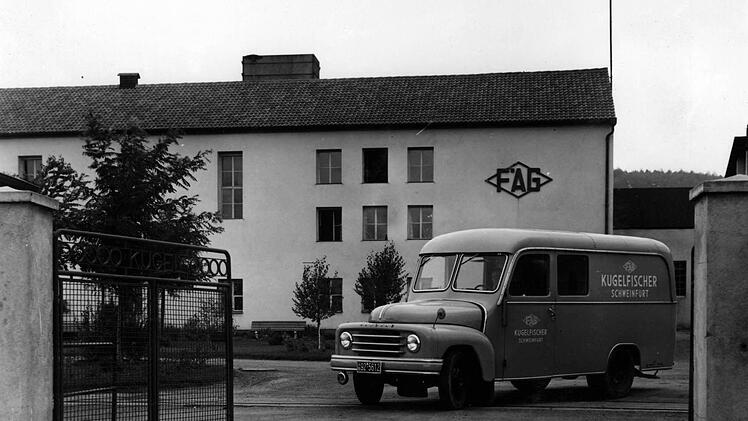 Das Auto mit dem Lohngeld fährt vor. Fotos: Archiv Steffen Schanz