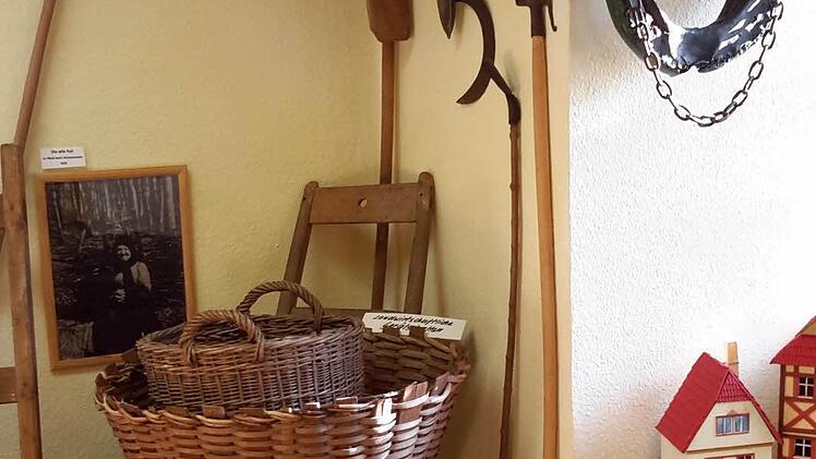 Mit einfachen Arbeitsgeräten wurde früher Landwirtschaft betrieben - ein Knochenjob.   Foto: Rolf Pralle