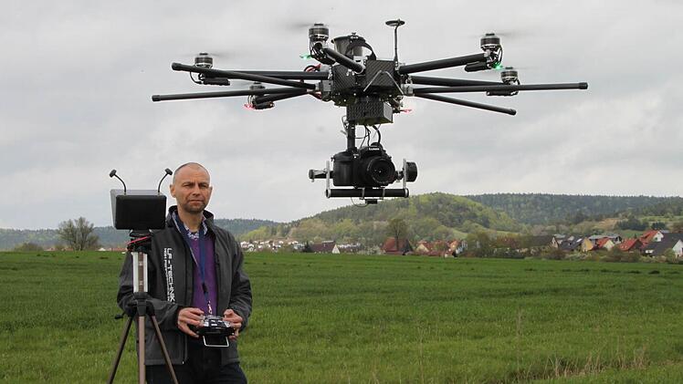 Die mit einer Systemkamera ausgestattete Drohne hebt ab. Lutz Focke steuert den Multikopter mit der Fernbedienung. Fotos: Alexander Hartmann