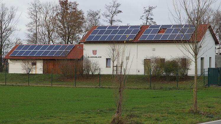 Die Kosten für die Photovoltaikanlage auf dem Dach des Betriebsgebäudes der Kläranlage in Wonfurt werden sich voraussichtlich nach sechs Jahren amortisiert haben.