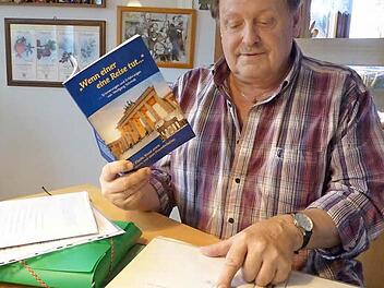 Der Autor Wolfgang Schmidt verfügt noch über viele Dokumente aus der Zeit, als Deutschland noch geteilt war.  Foto: Pauline Lindner
