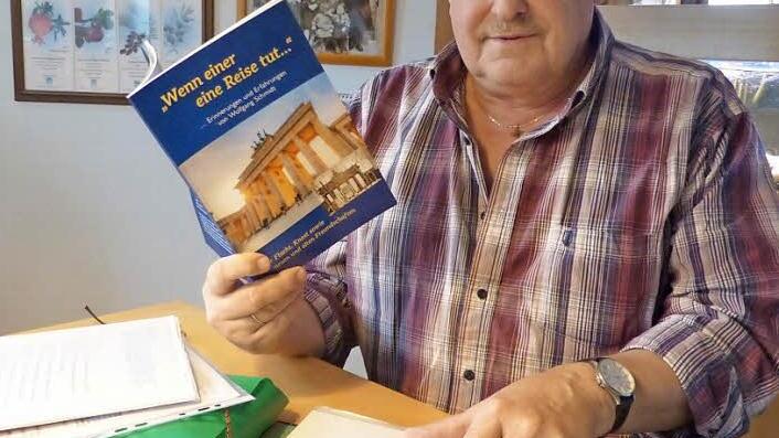 Der Autor Wolfgang Schmidt verfügt noch über viele Dokumente aus der Zeit, als Deutschland noch geteilt war.  Foto: Pauline Lindner